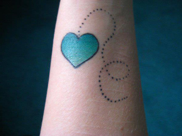 Tatuaggi a cuore blu con linea tratteggiata come una corda
