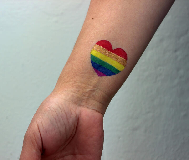 Tatuaggi a cuore di colori e diversità dell’arcobaleno