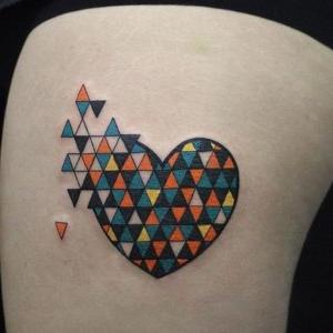Tatuagens de coração feitas de pequenos triângulos coloridos