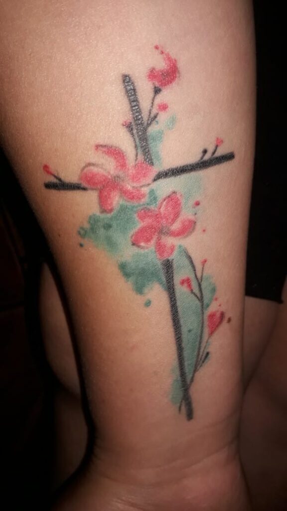 赤い花の十字架のタトゥー 1