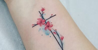 Tatuajes de Cruces con flores rojas