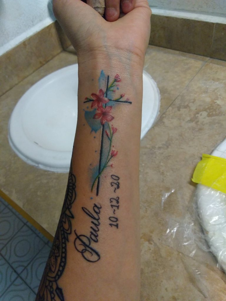Tatuaggi incrociati con iscrizione Paula e data
