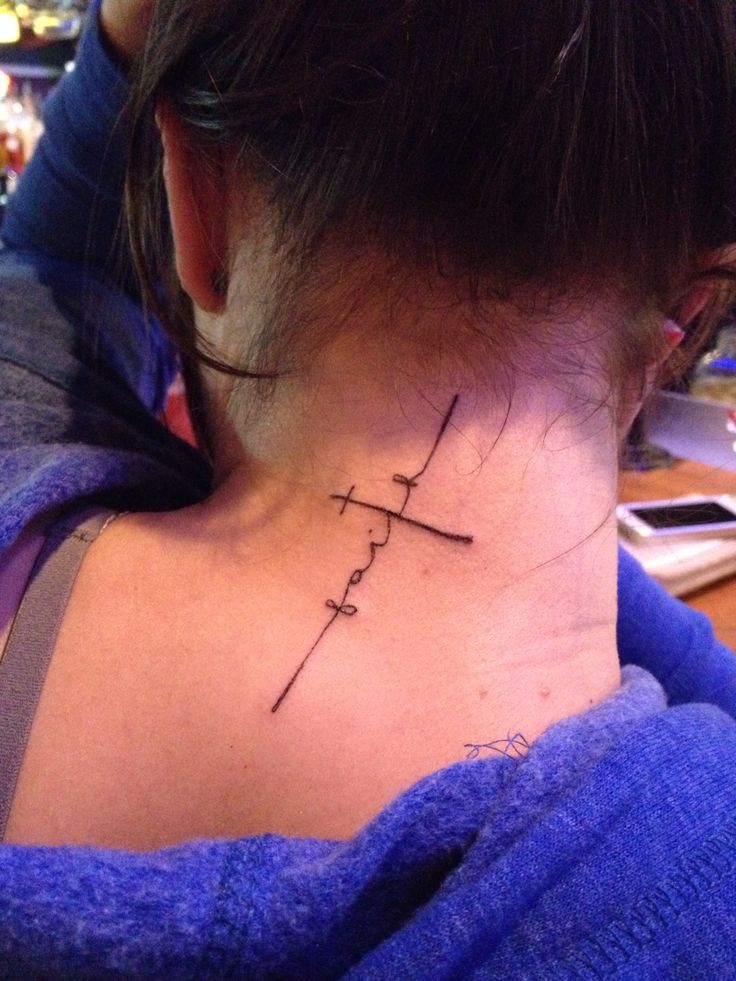 Tatuajes de Cruces con la palabra Fait en el cuello
