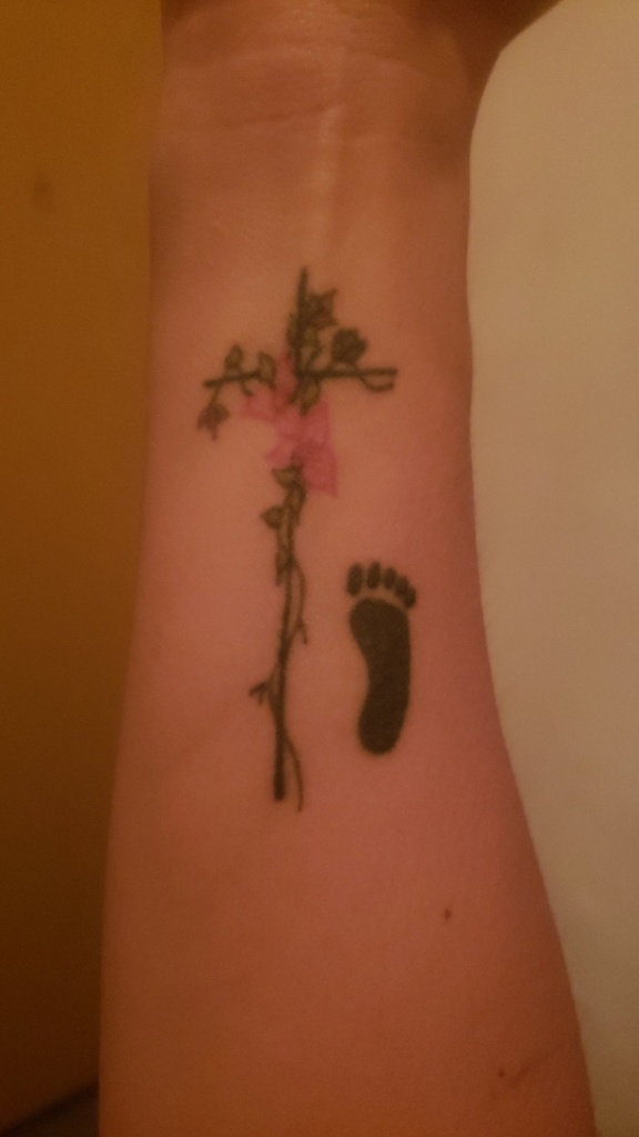 Tatuajes de Cruces con pie en muneca