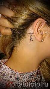 tatuagens cruzadas atrás da orelha