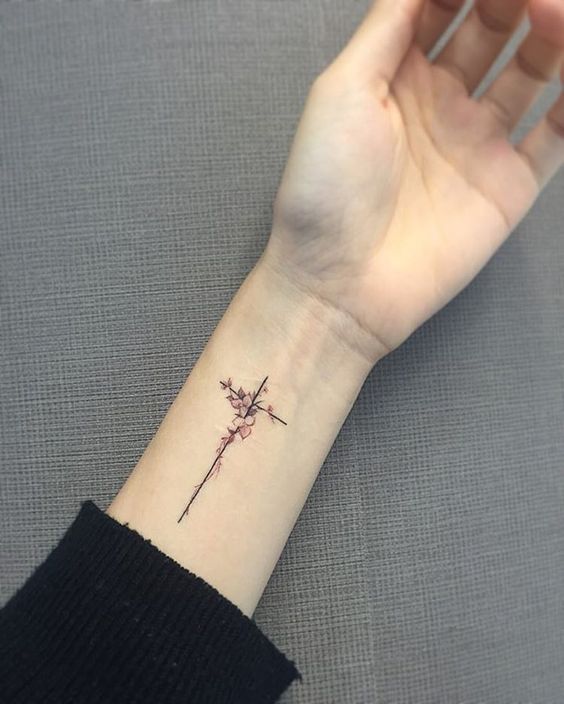 Tatuagens cruzadas no pulso pequenas e delicadas