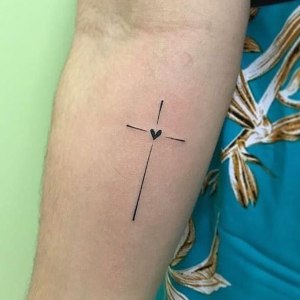 Tatuajes de Cruces pequena y con un corazon dentro