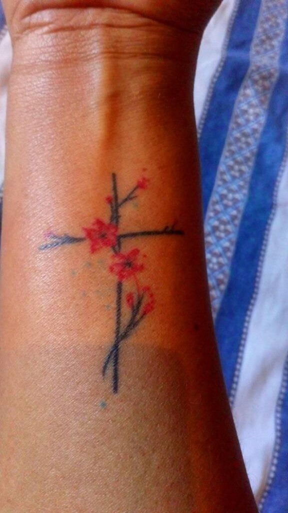 手首に小さな十字架のタトゥー