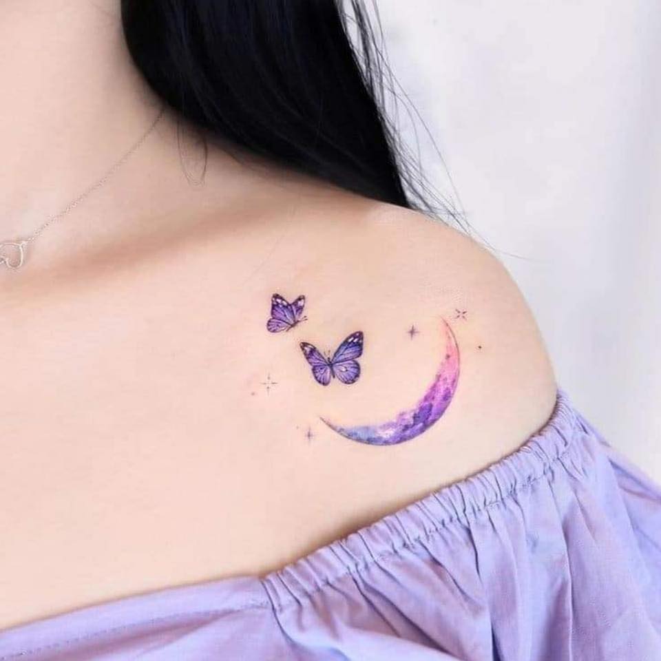 Tatuajes de Delicadas Mariposas luna y dos mariposas violetas en hombro