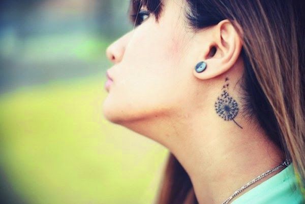 Löwenzahn-Tattoos unterhalb des Ohrs