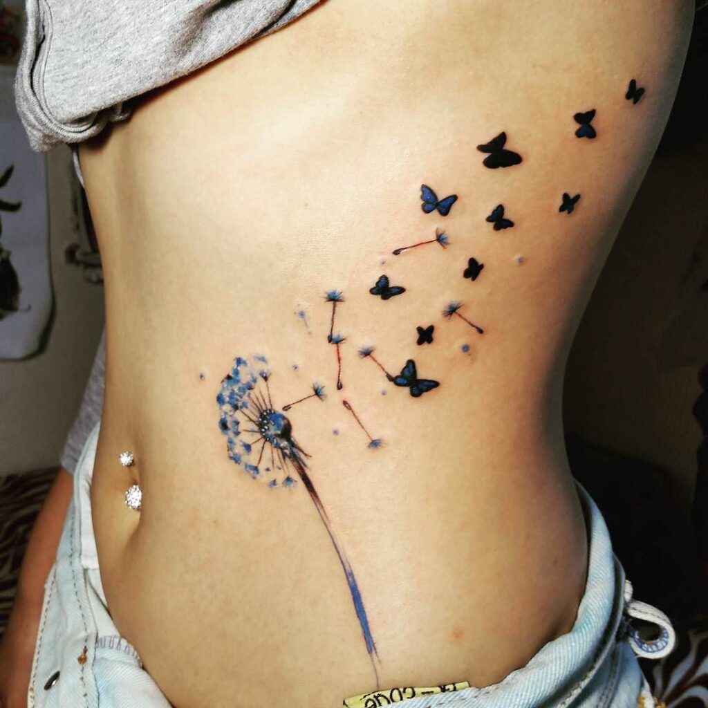 Löwenzahn-Tattoos auf der Seite des Bauches in Blau und mit Schmetterlingen