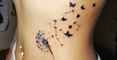 Tatuajes de Diente de Leon al costado del abdomen en azules y con mariposas