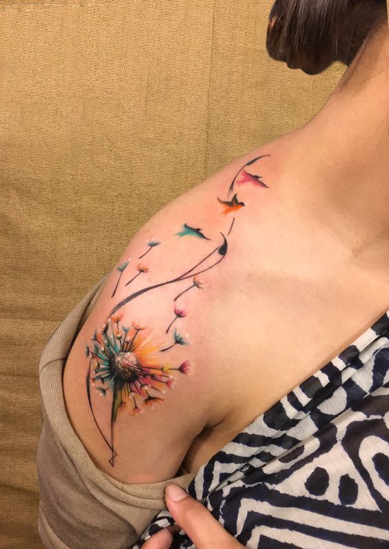 Löwenzahn-Tattoos auf der Schulter mit fliegenden bunten Vögeln