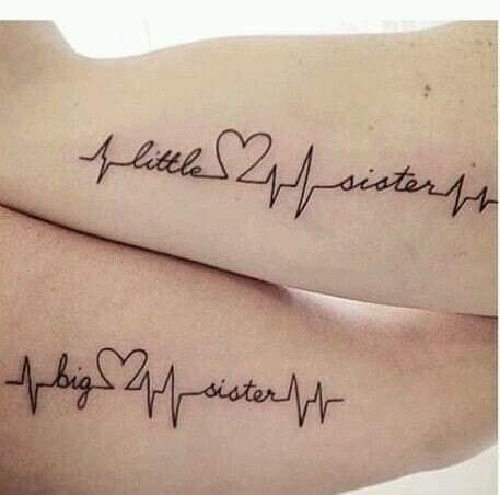 Tatuajes de Electrocardiograma con la inscripcion Little Sister para hermanas