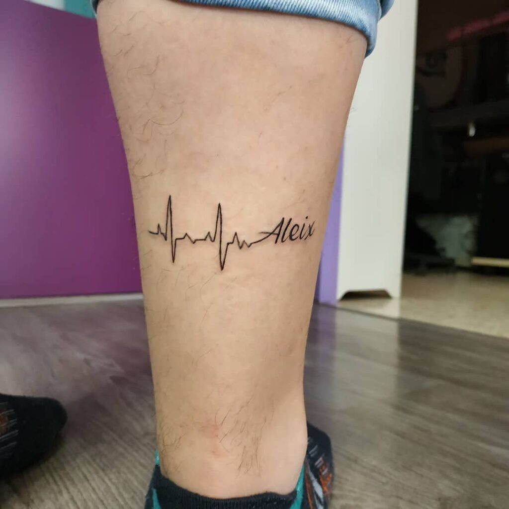 Tatouages d'électrocardiogramme avec le nom d'Alex