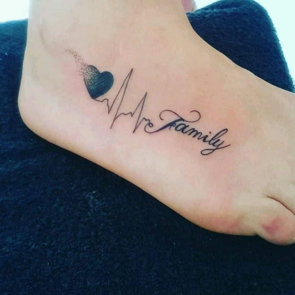 Tatuaggi elettrocardiogramma a piedi con cuore nero e scritta Family