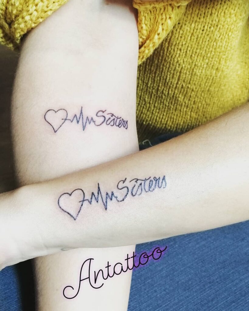 Tatuajes de Electrocardiograma para Hermanas con la inscripcion Sisters