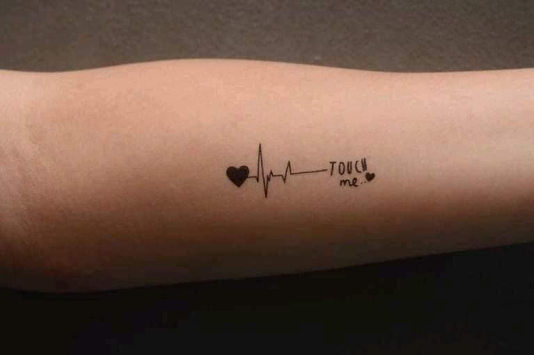 Adorabile piccolo tatuaggio con elettrocardiogramma che dice toccami, toccami