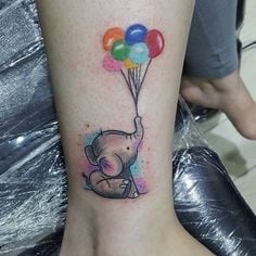 Tatuajes de Elefantes con globos sotenidos por su trompa