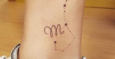 Tatuajes de Escorpio en pantorrilla simbolo y constelacion