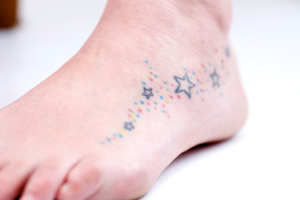 tatuagens de estrelas ao longo do pé