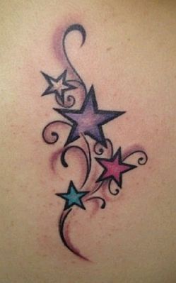 Arranjo de tatuagens de estrelas nas cores roxo, azul ou vermelho
