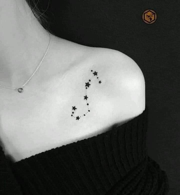 Tatuagens de estrelas na clavícula desenhando uma constelação