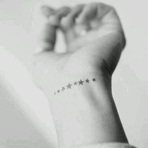 Stern-Tattoos am Handgelenk, acht Sterne unterschiedlicher Größe