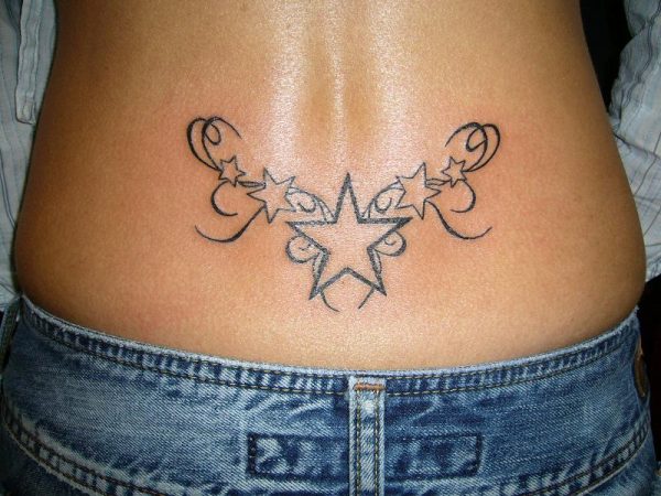 Stern-Stern-Tattoos mit Ornamenten auf dem unteren Rücken