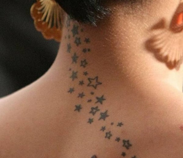 Tatuajes de Estrellas muchas estrellas pequenas desde el cuello nuca hasta la espalda