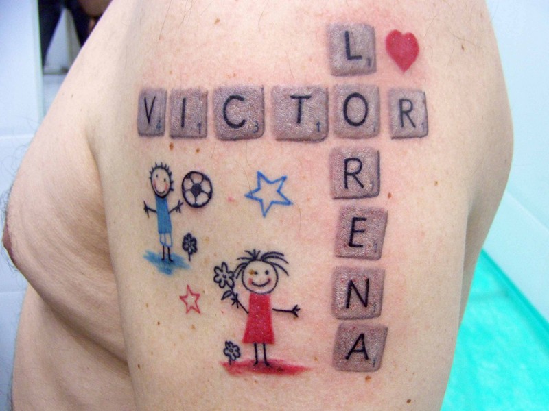 Tatuaggi di famiglia Nino Nina, stella del pallone da calcio e parole incrociate con i nomi Victor e Lorena