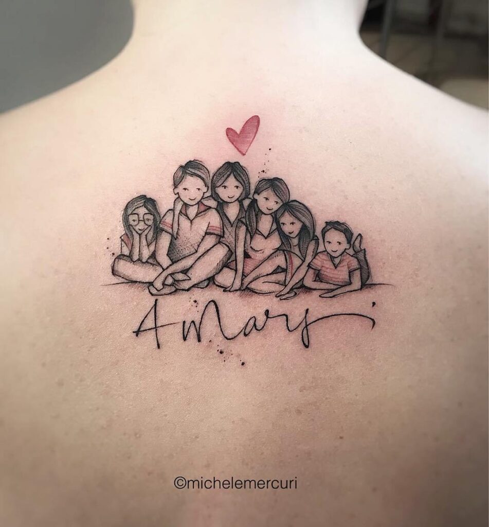 Tatouages familiaux plus réalistes dessinant mère père et quatre enfants sur le dos avec mot amour et coeur rouge
