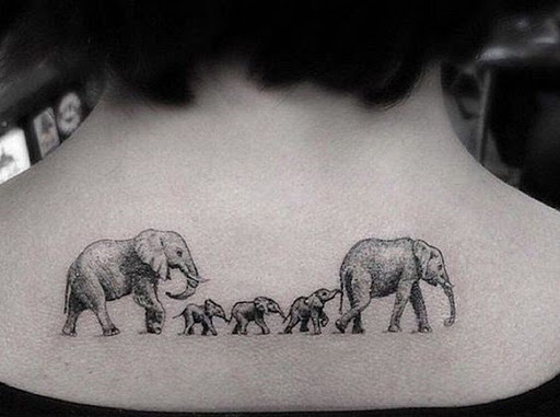 Tatuaggi della famiglia degli elefanti, elefante e tre elefantini