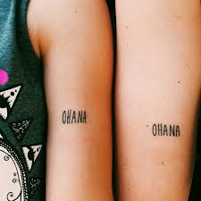 Familientattoos in zwei Formen zieren das Wort Ohana, was Familie bedeutet