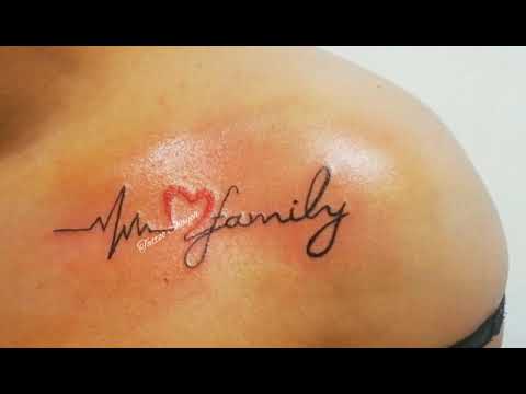 Tatuaggi familiari sul cuore dell'elettrocardiogramma sulla spalla e sulla parola famiglia