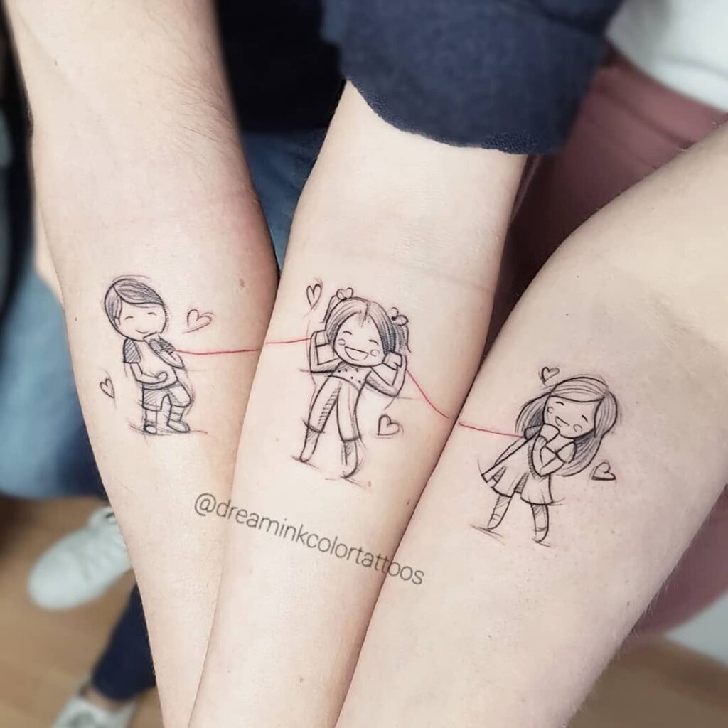 Tatuaggi familiari su tre avambracci Due ragazze e un ragazzo che ascoltano attraverso il filo rosso con barattoli sulle punte