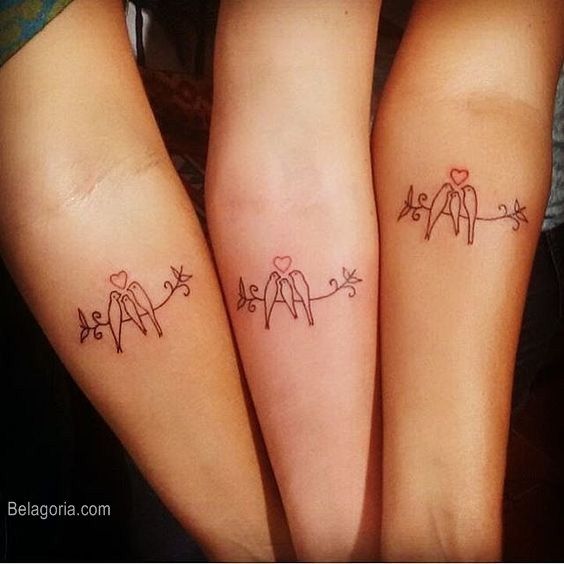 Tatuaggi familiari su tre avambracci, madre, padre, cuore e figlio rappresentati con uccelli
