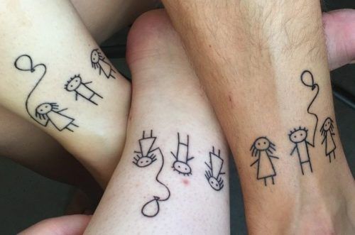 Tatuaggi familiari su tre polsi di membri della famiglia, tre ragazzi, una ragazza con un palloncino