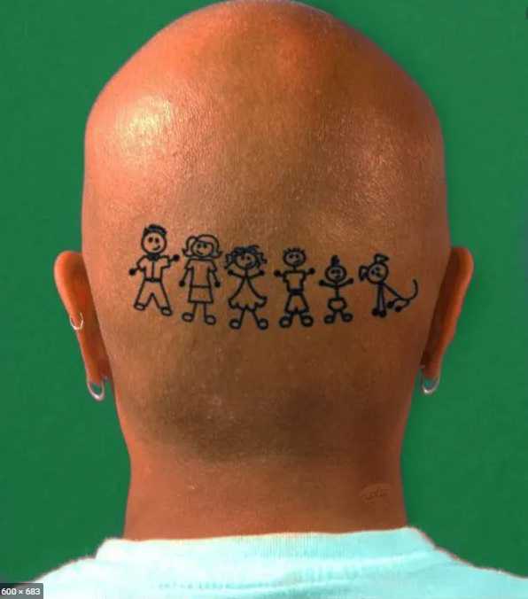 Familientätowierung gezeichnete Familie auf Glatze, Mutter, Vater, drei Kinder und Hund