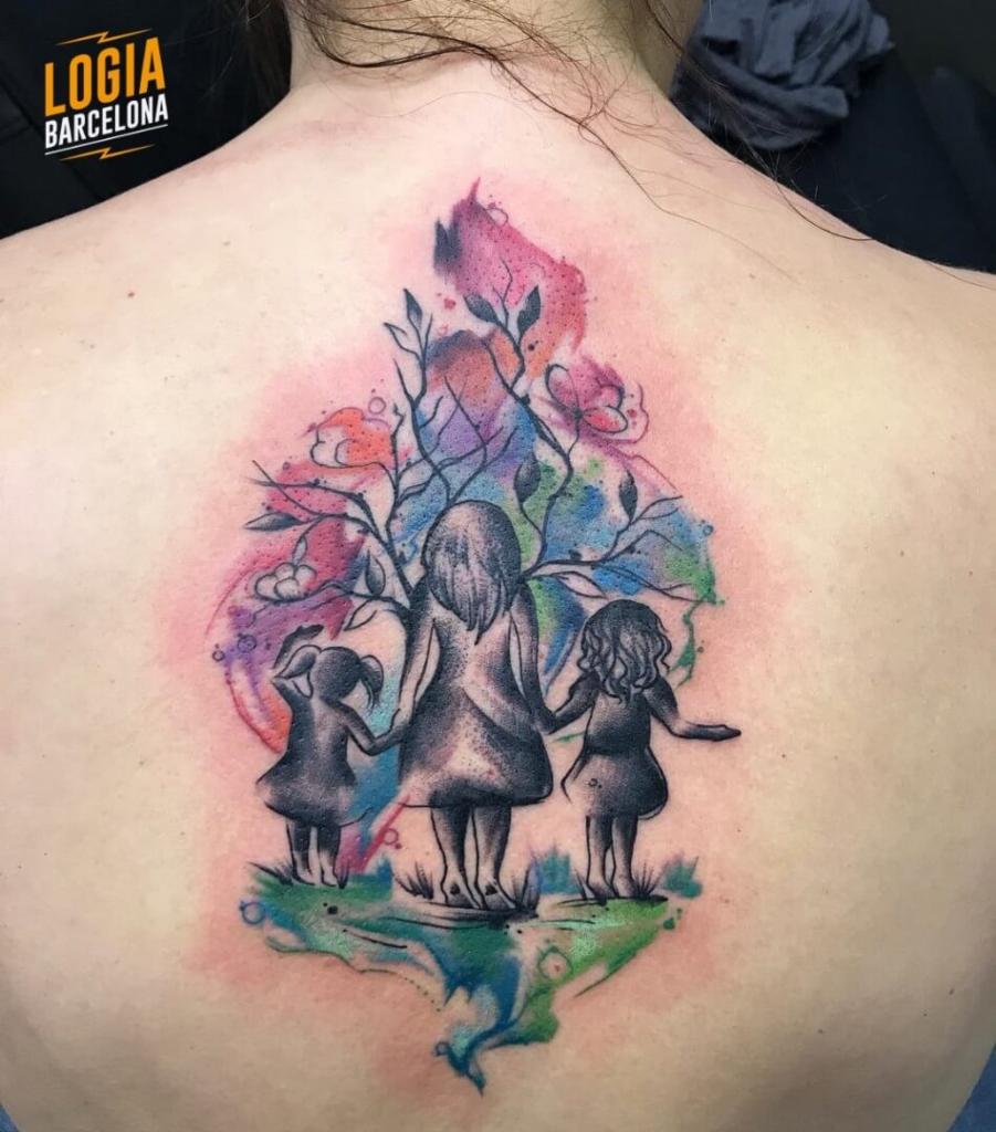 Tatuajes de Familia watercolor madre con dos ninas arbol y acuarela de colores al fondo en sendero verde en espalda