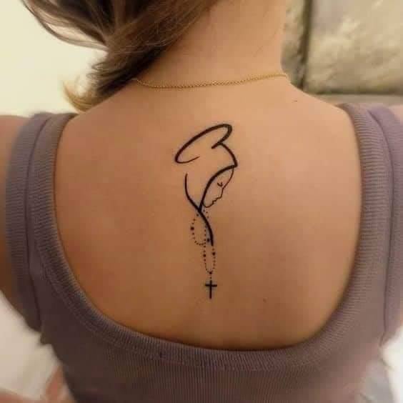 Jungfrau-Glauben- und Rosenkranz-Tattoos auf dem Rücken zwischen den Schulterblättern