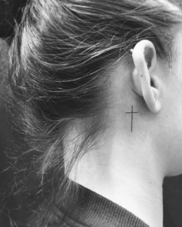 Tätowierungen des Glaubens und Kreuze Frauenkreuz hinter dem Ohr 2