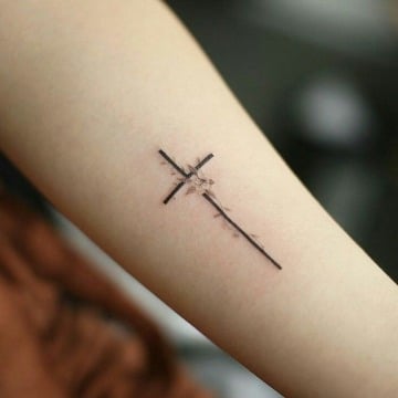 Tatuajes de Fe y Cruces Mujer cruz en brazo 2