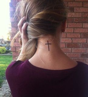 Tatuajes de Fe y Cruces Mujer cruz en cuello