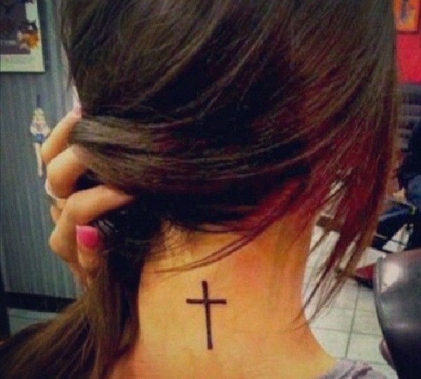 Tatuaggi di Fede e Croci Croce donna sul collo 2