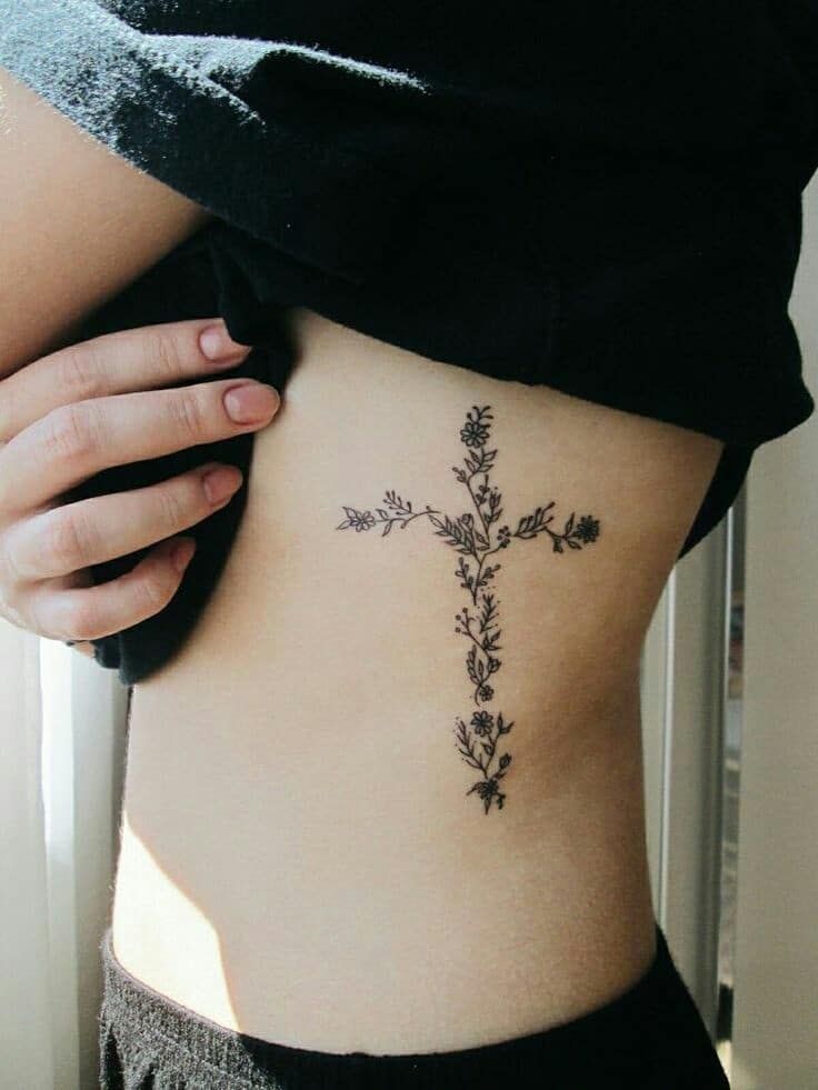Tatuaggi Fede e Croce Donna grande croce sulla costola con ramoscelli