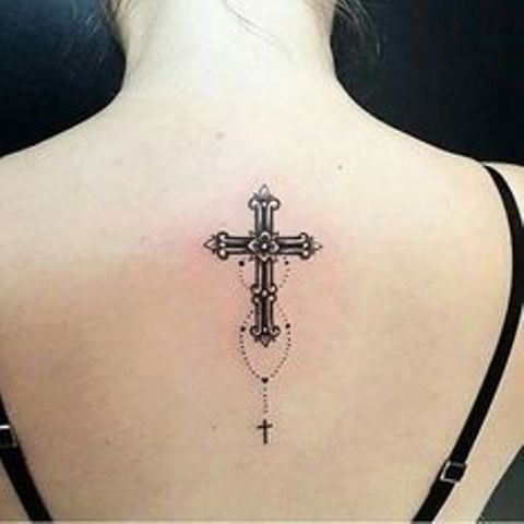 Tätowierungen des Glaubens und der Kreuze. Rosenkranz vom Typ eines keltischen Kreuzes für Frauen und ein gewöhnliches Kreuz auf der Rückseite