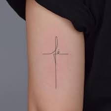Tatuajes de Fe y Cruces Mujer fe con letra manuscrita