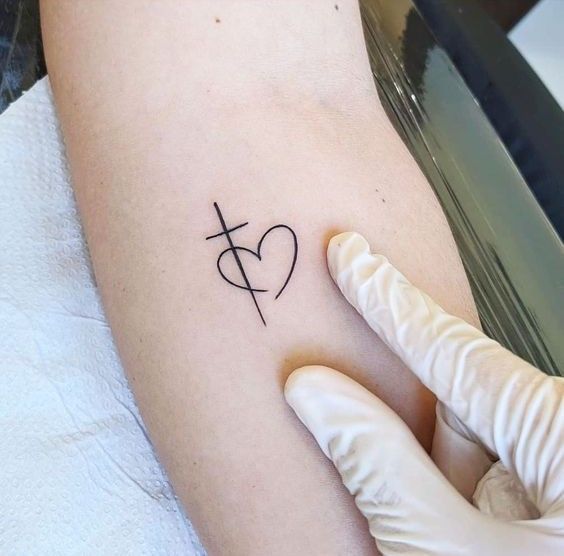 Tatuaggi Fede e Croce Fede della donna e croce che attraversano un cuore