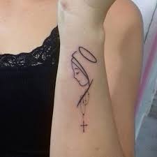 Tatuagens de Fé e Cruzes Imagem feminina da auréola virgem e rosário no antebraço